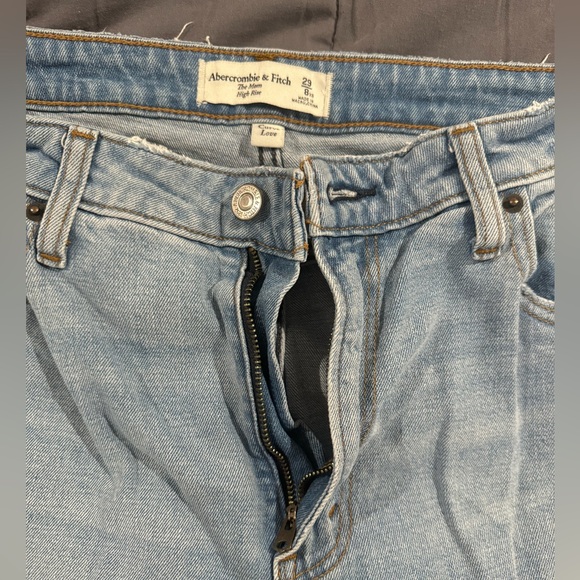 Abercrombie size 8/29 X short light wash - Picture 2 of 3